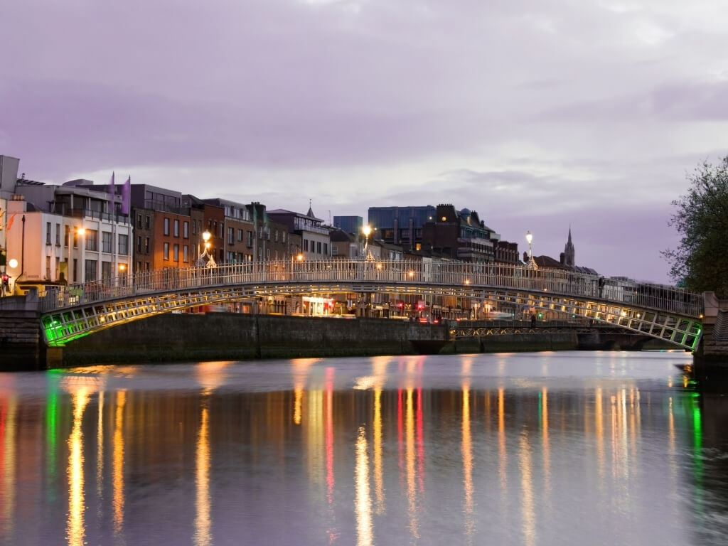 A picture of the Ha'Penny Bridge over the River Liffey in Dublin, Ireland