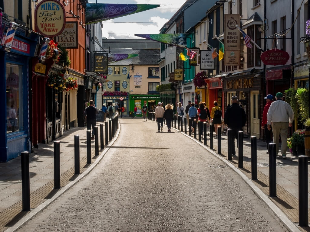 A picture of people walking along the paths of Killarney town in the sunshine