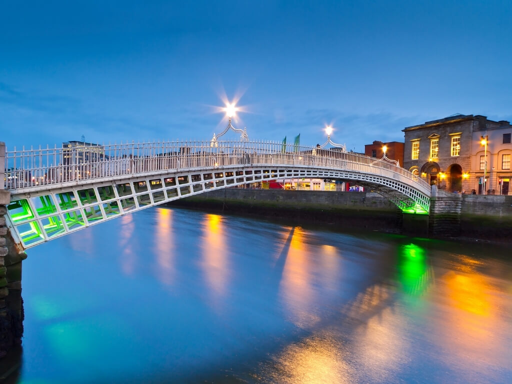 A picture of the Ha'Penny Bridge over the River Liffey in Dublin, Ireland at night