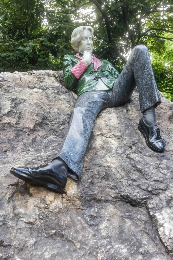 A picture of the Oscar Wilde statue at Merrion Square, Dublin