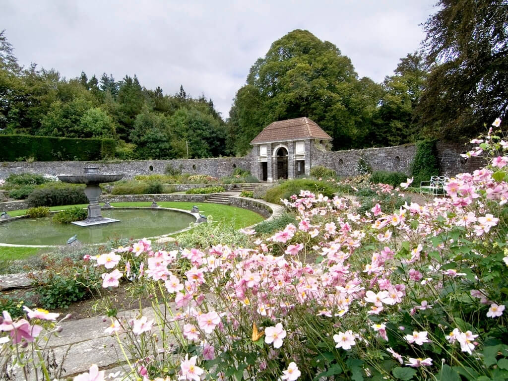 A picture of the main fountain and pool of the Heywood Gardens