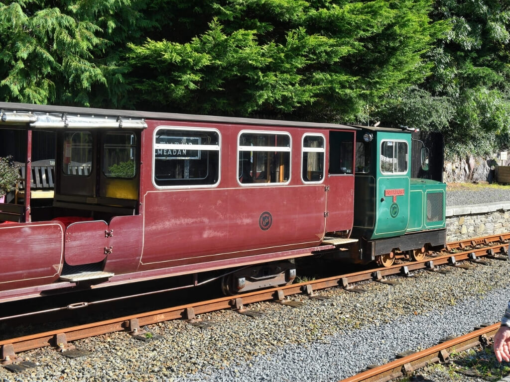 A picture of the locomotive and one carriage of the Waterford Suir Valley Railway