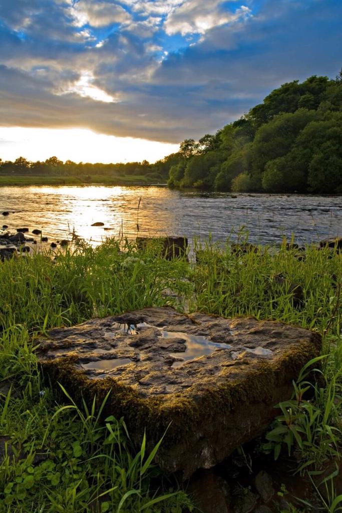 A picture of a low sun over the water of the River Shannon, Ireland