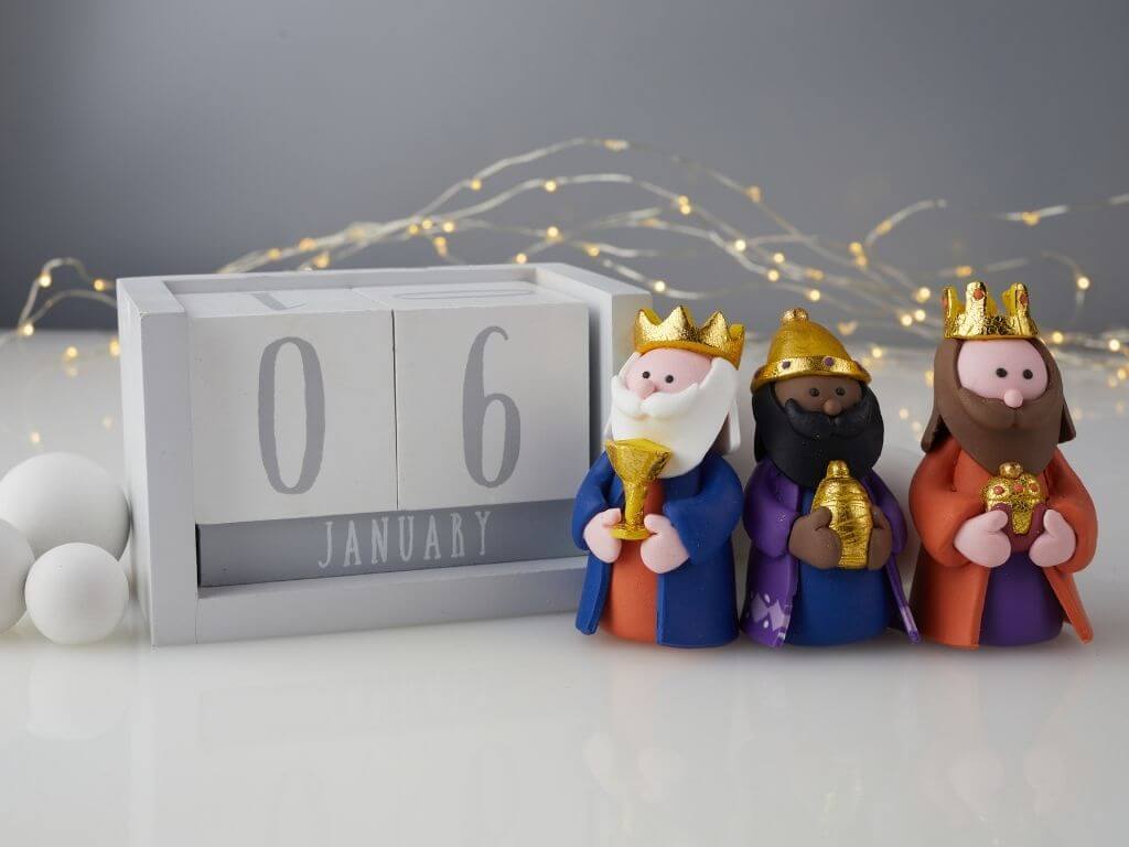 A picture of a block calendar with 6th January and three king figurines beside it