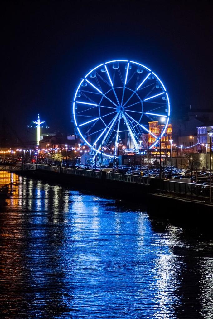 A picture of the Ferris wheel by night at Winterval Waterford