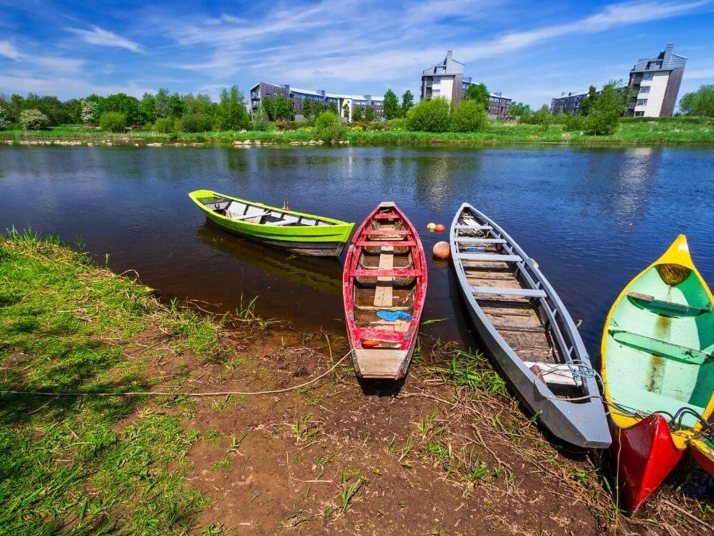 Boats at the shore of the River Shannon in Limerick