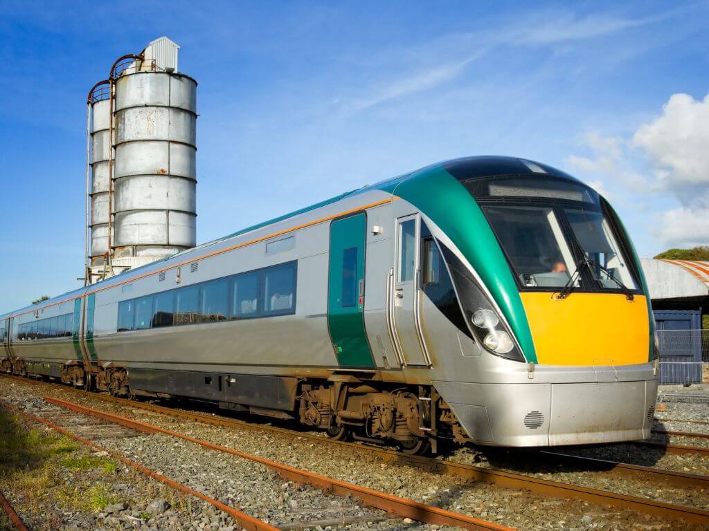 A picture of an Iarnród Éireann train on the tracks