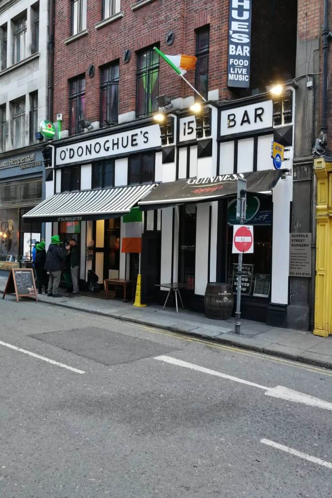 A picture of the front of O'Donoghue's Bar, Dublin, Ireland
