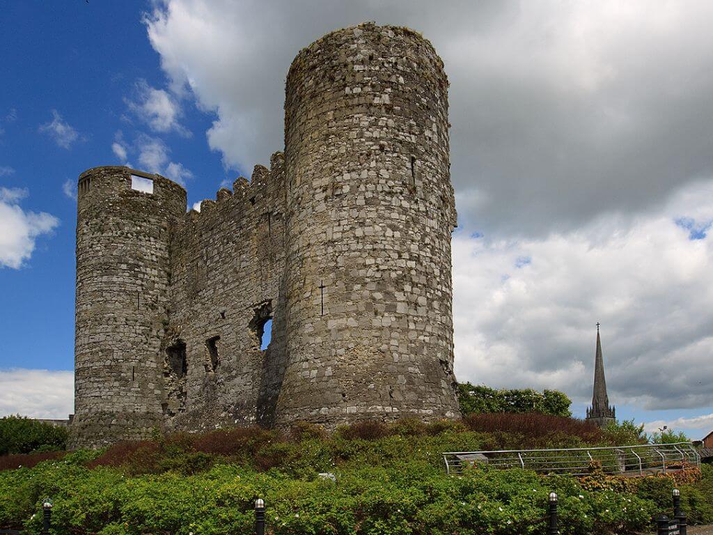 A picture of the two towers and one remaining wall of the now ruined Carlow Castle