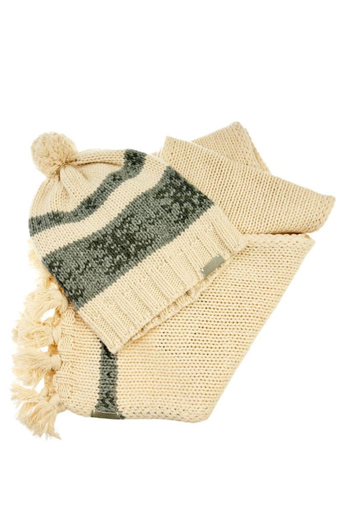 A picture of a woolen hat and scarf