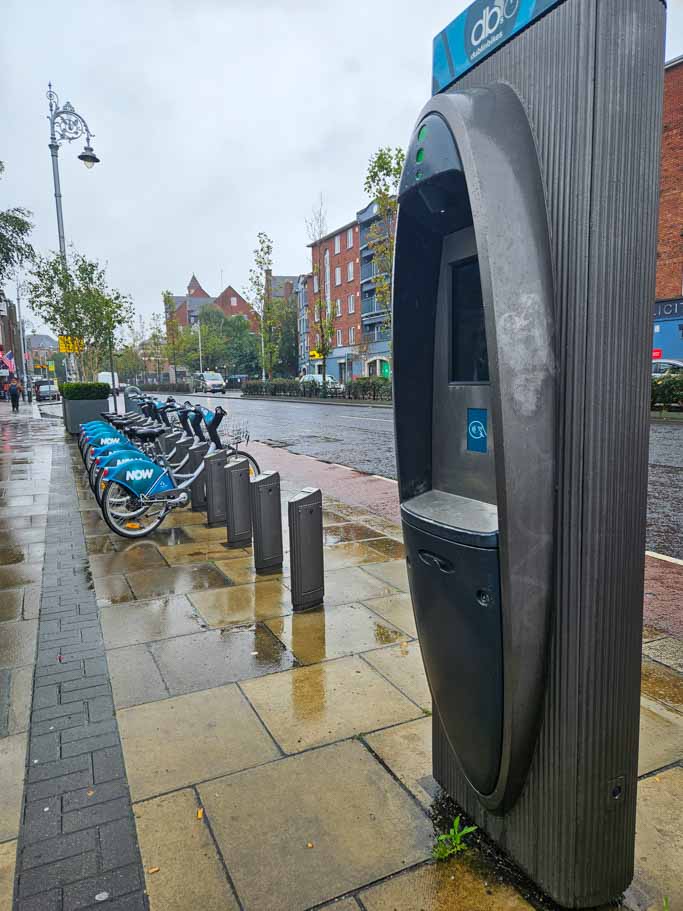 A picture of a row of Dublin bikes, the rental scheme in Dublin, beside a Dublin bike payment machine, located near Christ Church Cathedral.